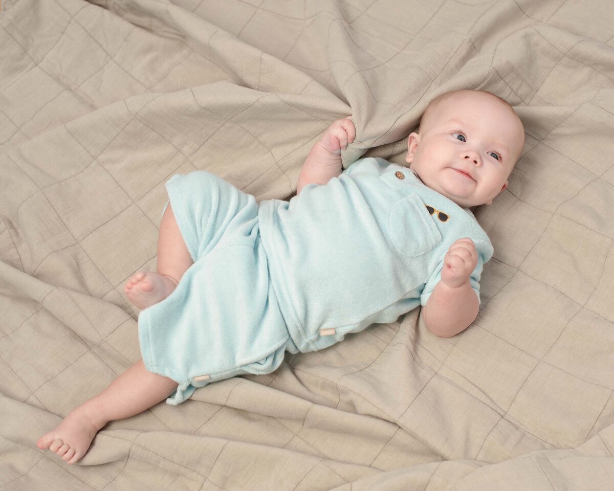 pasgeboren baby in zachte towelling romper