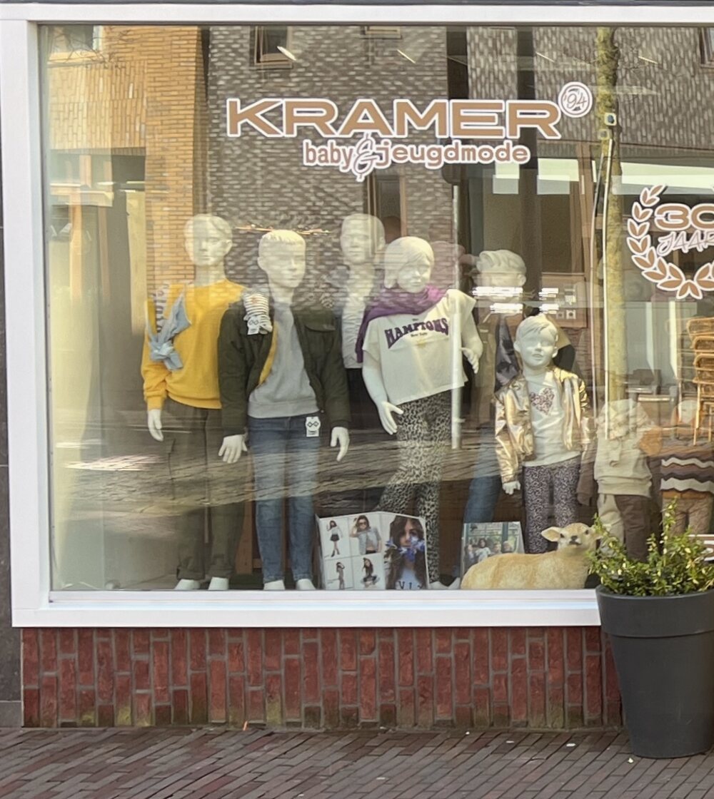 de etalage van Kramer Baby & Jeugdmode aan de Beatrixstraat in Den Helder