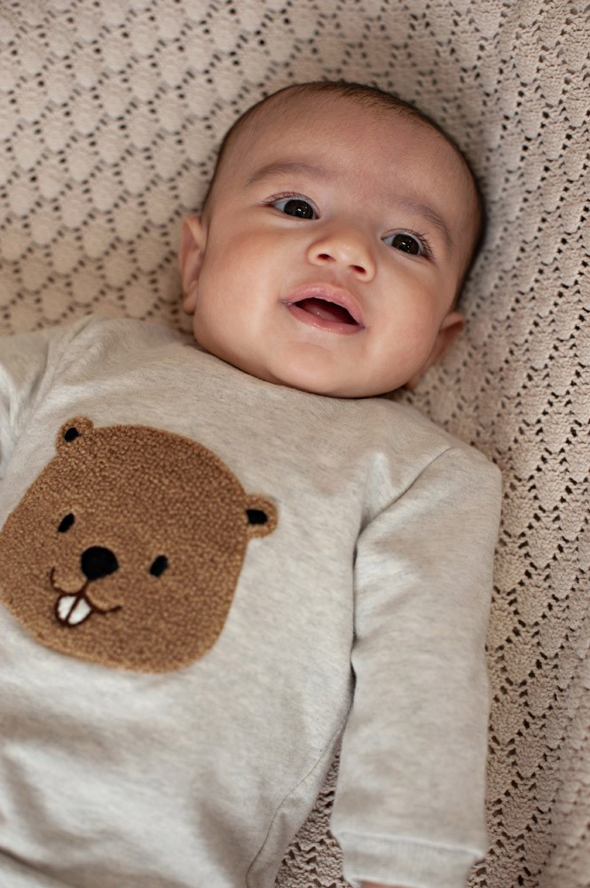 Baby in grijze Feetje sweater met berenhoofd applicatie